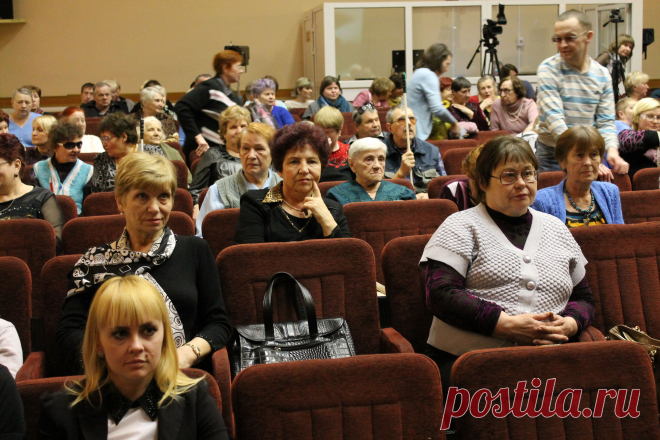 Зрительный  зал заполнен  гостями  и  зрителями.