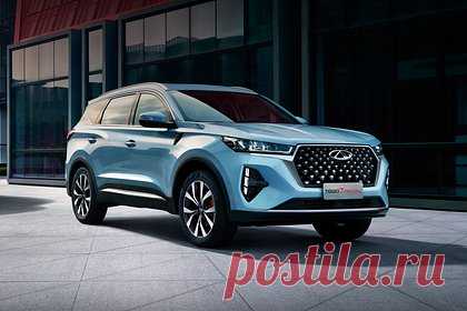 В России начались продажи нового китайского кроссовера Chery. Китайский автопроизводитель Chery начал продажу нового кроссовера Tiggo 7 Pro Max в России. Стоимость автомобиля стартует от 2,37 миллиона рублей в комплектации Prestige и от 2,52 миллиона — в комплектации Ultimate. В дилерских центрах кроссовер также представлен в базовой комплектации по цене от 2,19 миллиона рублей.