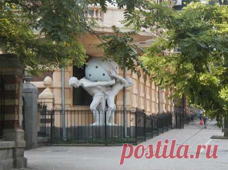 Одесса. Ночь. Два приезжих забрели в район молдаванки. 
-Быстро!Руки за голову!
Ноги на ширину плеч!
-Это,что ограбление?!
-Нет,урок физкультуры!
