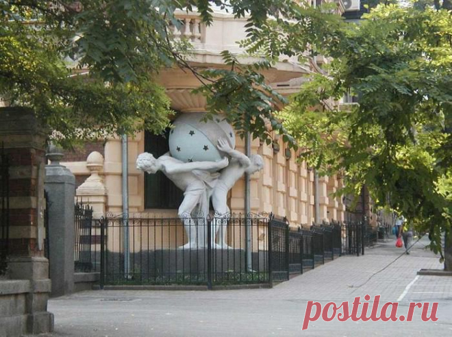 Во время Великой Отечественной войны вызывают Абрама в райком
и говорят:
 - Вся страна борется с проклятыми фашистами, а ты дома штаны
протираешь!
 Абрам оправдывается:
 - Так я близорукий, больной, стрелять-взрывать не умею.
 - У нас есть задание, с которым справишься и ты. Вот тебе
пачки листовок, топай в тыл врага и распространяй.
 Через 3 дня Абрам возвращается и докладывает:
 - Все листовки распространил! Куда сдать вырученные деньги?