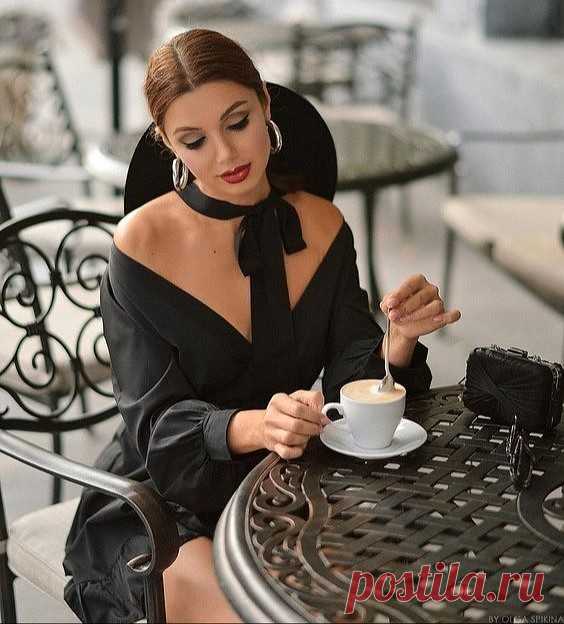 Я  никому  ни  чего  не  должна...
И  доказывать  ничего  я  не  буду...
Я  сама...И  только  сама...
Знаю  где  была , есть  и  буду.
Никому...Зачем  же  знать  другим...
Как  больно  трепещет  сердечко...
Когда  любила...И  сейчас  очень  люблю...
Но  любовь  растоптали  ногами.
Ничего...В  жизни  сложно  порой...
Путь  выбираем  где  меньше  обмана...
Он  тернист...Как  везде  и  вокруг...
Где  миром  правят...Толстосумы.
Я  никому  ни  чего  не  должна...
Сама  стала  ...