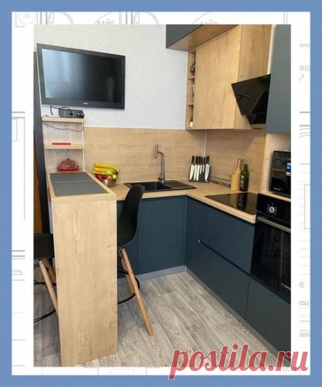 Все о дизайне интерьера Маленькая кухня в стиле минимализм Девиз минимализма — чем незаметнее, тем лучше. Гладкие поверхности кухонной мебели и техники будто сливаются с остальной отделкой. Никаких ярких деталей, декора или открытых полок — только идеальная чистота и правильные линии.