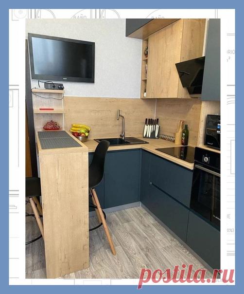 Все о дизайне интерьера Маленькая кухня в стиле минимализм Девиз минимализма — чем незаметнее, тем лучше. Гладкие поверхности кухонной мебели и техники будто сливаются с остальной отделкой. Никаких ярких деталей, декора или открытых полок — только идеальная чистота и правильные линии.