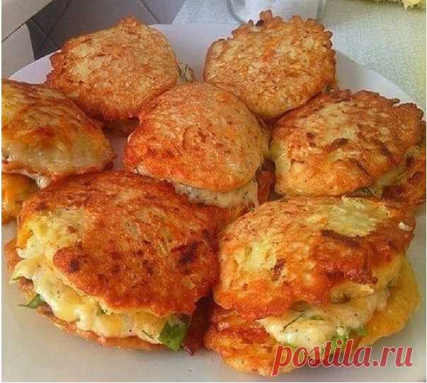 ОЛАДЬИ ИЗ КАБАЧКОВ С СЫРОМ И ЧЕСНОКОМ