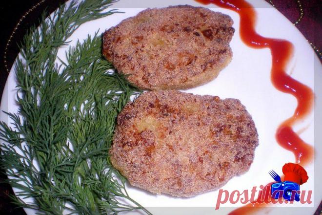 Курица- это незаменимый продукт для людей, которые придерживаются правильного питания и сидят на диетах. Это диетическое мясо, куриный бульон способен снижать температуру, а лапша на курином бульоне способна поднять настроение кому угодно. Куриное филе можно отварить, обжарить, фаршировать, запечь в духовке, а можно приготовить котлеты. При чем котлеты необычные, а с сюрпризом. Внутри нашей котлетки будет сыр, в нашем случае брынза. Можно брынзу заменить другим твердым сыром.