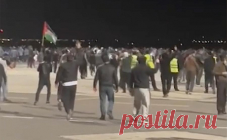 Врачи оставили в больницах пятерых пострадавших в аэропорту Махачкалы. В Дагестане продолжают лечение в больнице пятеро пострадавших во время беспорядков в аэропорту Махачкалы, двое из них находятся в тяжелом состоянии, сообщил региональный Минздрав.