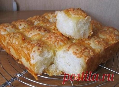 Выпекаем хлеб собственными руками. Домашнее - всегда вкуснее!

БЕСПОДОБНЫЙ ХЛЕБ С СЫРОМ И ЧЕСНОКОМ

Вкус и аромат потрясающий.Попробуйте.

Ингредиенты:

для теста: вода тёплая 250 мл.
сахар 2/3 ст.л.
соль
1 ч.л. дрожжи сухие 1.5 ч.л.
мука 350-400 гр.

для начинки: масло сливочное 70 гр.
соль 1/3 ч.л.
чеснок 3-4 зубчика
сыр твёрдый 50-100 гр.

Приготовление:

Замесить мягкое тесто,добавляя ингредиенты по-одному.Отставить в сторону на время приготовления начинки.
Начинка.
Ма...