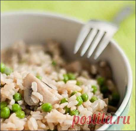 Бурый рис с грибами и зеленым горошком