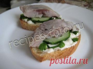 Праздничные простые бутерброды с селедкой и свежим огурцом. Кулинария