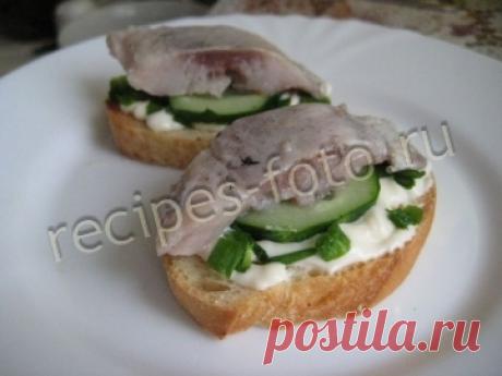 Праздничные простые бутерброды с селедкой и свежим огурцом. Кулинария