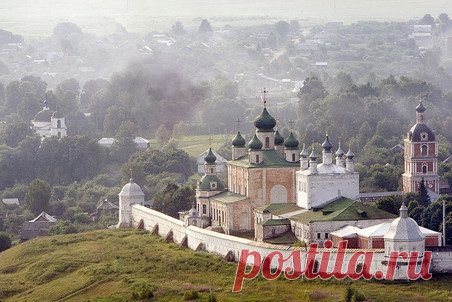 Переславль-Залесский — город, который обычно не нуждается в представлении. Все знают про Синь-камень, мелкое Плещеево озеро и ботик Петра, древние церкви и действующие монастыри. Между тем в Переславле есть маленькие смешные музеи, которых больше нигде нет. И даже собственный царь.  /  Неизвестные сокровища России / Туристический спутник