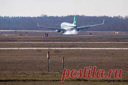 Во Франции самолет пролетел мимо посадочной полосы и упал в озеро. Лайнер европейской грузовой авиакомпании West Atlantic пролетел мимо взлетно-посадочной полосы во французском аэропорту и выкатился в озеро. Борт Boeing 737, летевший из парижского аэропорта Шарль-де-Голль, совершил неудачную посадку в Монпелье — самолет пропустил место остановки на взлетно-посадочной полосе.