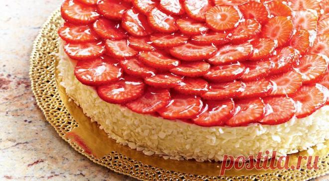 Клубничный чизкейк - ПУТЕШЕСТВУЙ ПО САЙТУ. Пьеро Франческато, шеф-кондитер московкого ресторана Il Pittore, советует приготовить чизкейк заранее, например, вечером 30 декабря – за этот день десерт станет только вкуснее. ИНГРЕДИЕНТЫ 850 г сыра «Филадельфия» или другого сливочного сыра 300 мл сливок жирностью 33–38% 25 г листового желатина 70 мл вина «Марсала» 25 мл ванильного сиропа 1 стакан светлого […]