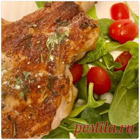 Котлеты из телятины на косточках - БУДЕТ ВКУСНО! - медиаплатформа МирТесен Масло: 1 ч л розмарина, мелко порубить1/4 ч л листочков тимьяна65 гр сливочного масла, комнатной температурыЩепотка соли Смешать все ингредиенты, сформировав колбаску, завернуть в пленку, убрать в холодильник до затвердения, где- то на два часа. Такое масло можно приготовить заранее и держать в