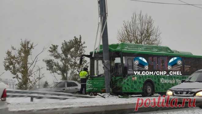 Более 10 человек госпитализировали после аварии с автобусом в Челябинске. В Челябинске автобус с пассажирами влетел в столб. Об этом сообщает 74.ru. Инцидент произошел на мосту, который располагается недалеко от железнодорожного вокзала. Сначала транспортное средство столкнулось с автомобилем марки Peugeot, ...