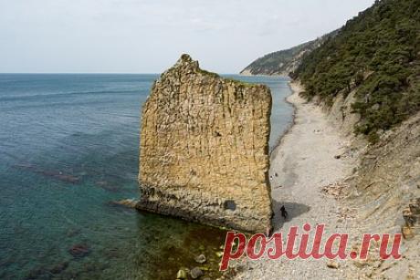 Россиянам перечислили несколько альтернатив переполненным пляжам Анапы. Российским туристам посоветовали несколько альтернатив переполненным пляжам Анапы в Краснодарском крае. Эксперты сервиса бронирования отелей МТС Travel перечислили их газете «Известия». Так, по словам аналитиков, один из самых живописных диких пляжей черноморского побережья — «Голубая бездна» в Геленджике.