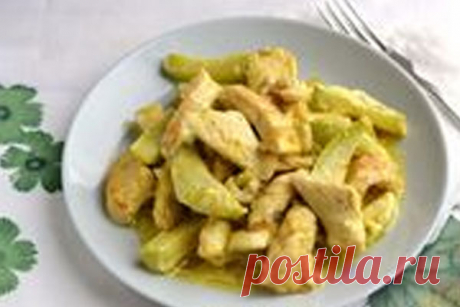 Куриное филе, тушеное с кабачками и сметаной