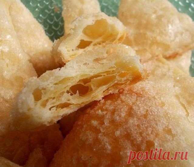 За 10 минут ВКУСНЕЙШЕЕ слоеное тесто!!!

Это ЧУДЕСНОЕ тесто, просто палочка ВЫРУЧАЛОЧКА. Готовить его ЭЛЕМЕНТАРНО, наверное и 10 минут много... а результат НЕВЕРОЯТНЫЙ, мягкое и одновременно хрустящее, слоистое и вкусное. Не нужно ничего слоить, раскатывать, не нужно много движений. 
Просто все смешал поочередно и отправил в холодильник. 
Если вы собираетесь готовить что-то в течении нескольких дней, оно прекрасно сохранится в пакете, в холодильнике, если вы готовите в про...