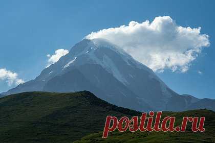 Группа россиян попала под камнепад в Северной Осетии. Группа альпинистов попала под камнепад на высоте 3100 метров на горе Казбек. Одна женщина получила серьезные травмы. По счастливой случайности в это время недалеко от них завершали тренировочный спуск трое спасателей МЧС России. Специалисты изменили маршрут и выдвинулись на помощь альпинистам.