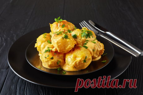 Молодой картофель: рецепты на любой вкус Разнообразь меню на лето Ты любишь мясо или овощи? Или обожаешь рыбу, редакция нашла три рецепта на любой вкус, давай готовить вместе! Прелесть этих блюд в том, что они довольно легко готовятся и тебе не нужно искать корень мандрагоры ради того, чтобы подать на стол что-то вкусное. Главный ингредиент наших рецептов - молодой картофель, который легко найти и в супермаркете, и на рынке и в палатке у метро. Картошка с мясом Молодой кар...