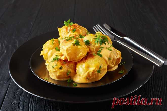 Молодой картофель: рецепты на любой вкус Разнообразь меню на лето Ты любишь мясо или овощи? Или обожаешь рыбу, редакция нашла три рецепта на любой вкус, давай готовить вместе! Прелесть этих блюд в том, что они довольно легко готовятся и тебе не нужно искать корень мандрагоры ради того, чтобы подать на стол что-то вкусное. Главный ингредиент наших рецептов - молодой картофель, который легко найти и в супермаркете, и на рынке и в палатке у метро. Картошка с мясом Молодой кар...