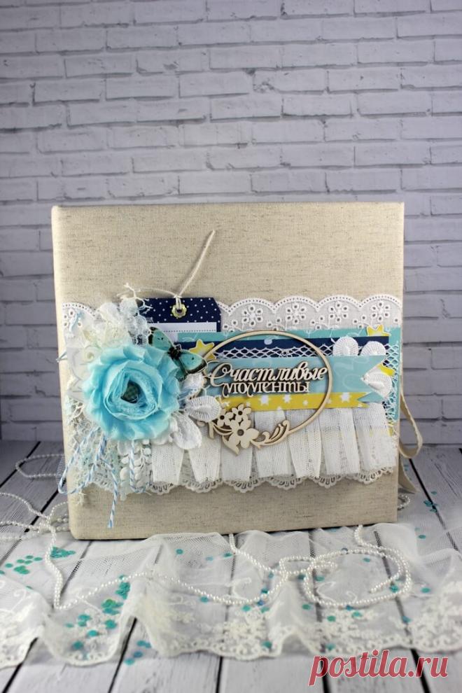 Представляю вам фотоальбом для маленького мальчика с очаровательными слониками.
Размер альбомчика 20*20см (4 разворота), прочный прошивной переплет, обложка обтянута 100% хлопком и украшена объемным декором. Он рассчитан на 45 фото размером 10*15 см.