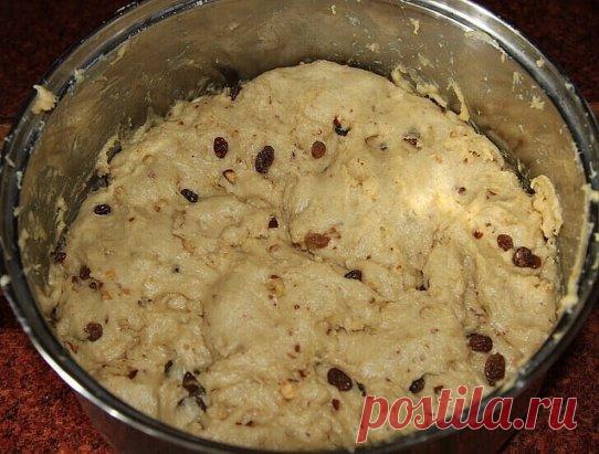Александрийское тесто (для куличей)
Продукты:
1 л. топленого молока;
1 кг. сахара;
500 гр. слив. масла;
10 яиц;
3 желтка;
150 гр. свежих дрожжей.
Яйца слегка взбить, масло порезать кусочками, смешать все продукты с теплым молоком и оставить в теплом месте на 8-12 часов (смело оставляйте на ночь). Затем всыпать: 1 ч.л. соли; 200 гр. запаренного изюма; 2-3 пакетика ванильного сахара, 2 ст.л. коньяка; примерно 2,5 кг муки. Вымешивать мягкое, вязкое тесто, макая руки в подсолнечное масло.
