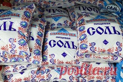 Россиян начали переводить на зарубежную соль. По итогам 2023 года Россия нарастила ввоз соли из-за границы. За 12 месяцев доля подобной продукции на отечественном рынке увеличилась с 31,1 до 33,6 процента, сообщает «Интерфакс» со ссылкой на статистические данные Руспродсоюза. В организации связали подобную динамику с рядом факторов, включая трудности с логистикой.