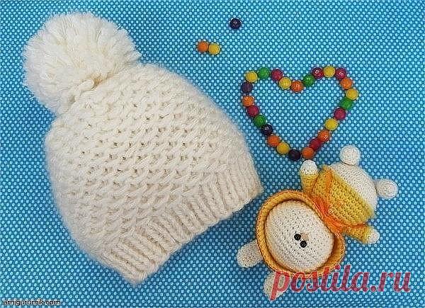 Шапочка очень простая, а главное на ее создание уйдет всего лишь один вечер неспешного шуршания спицами

Материалы и инструменты которые нам понадобятся в процессе:
• пряжа Lanoso Kulvar цвет 5508, 25% — шерсть, 75% — акрил, 80 метров на 100 грамм
• тоненькая нить мохера, к сожалению не осталось этикетки, поэтому без названия и метража
• спицы круговые №7
• ножницы
• игла для сшивания вязаных изделий
Для вязания этой шапочки я использовала 1 нить пряжи Lanoso и 2 нити мохе...