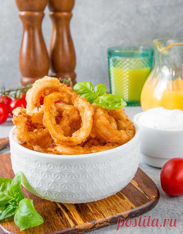Жареный кальмар с чесночным соусом на Вкусном Блоге Время морепродуктов! Бюджетных, довольно обыденных, но морепродуктов 🙂 Будем жарить кальмара – в простом яичном кляре. И подадим с быстрым чесночным соусом на основе сметаны и майонеза. И горчички сладкой зернистой в него бахнем. Ммм… Блюдо готовится очень быстро, если не считать процесса чистки кальмаров. Хотя можно купить уже очищенные…