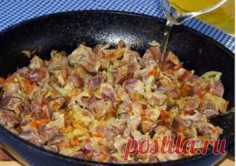 ГОТОВИМ КУРИНЫЕ ЖЕЛУДОЧКИ: ТОП - 6 РЕЦЕПТОВ  
1. Куриные желудки по-быстрому 
ИНГРЕДИЕНТЫ: 
● 500г куриных желудков, 
● 2 луковицы, 
● 3 ст.л. растительного масла, 
● ½ ч.л. соды, 
● специи по вкусу, 
● соль. 
ПРИГОТОВЛЕНИЕ: 
Промыть и обсушить пупочки, мелко нарезать лук, выложить его в казан с разогретым маслом, жарить до зарумянивания. Добавить к луку желудки, обжарить до выделения сока, всыпать соду – соус вспенится, когда пена сойдет, добавить специи, подсолить и перемешать массу, накрыт