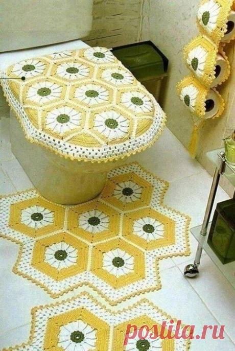 Вот такие вязаные комплекты для ванной комнаты