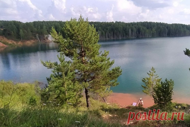Удивительное бирюзовое озеро Апрелька для отдыха в Кемеровской области