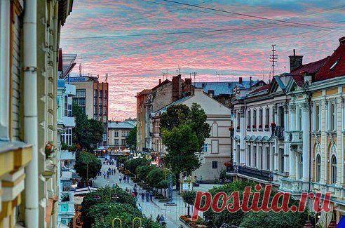 Вечерняя улица Ивано-Франковска, Украина
