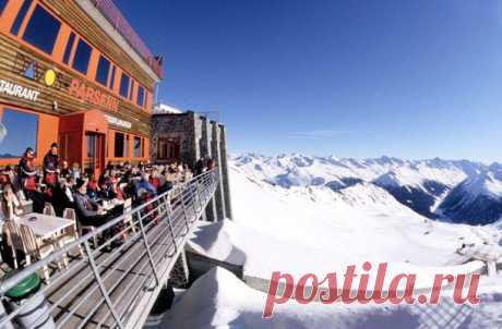 В швейцарских Альпах на террасе высокогорного ресторанчика сидит человек. У его ног стоит большая коробка с дорогущими наручными часами. Он берет их и поочередно бросает вниз.
-Что он делает? - удивляются посетители за соседним столиком.
-Это новый русский, - отвечает официант. - Скучает. Наблюдает, как летит время.