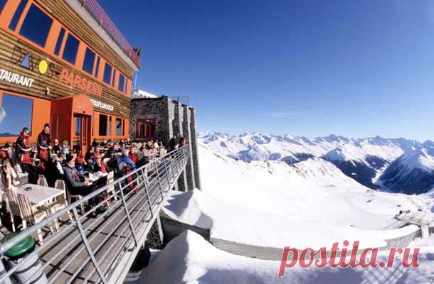 В швейцарских Альпах на террасе высокогорного ресторанчика сидит человек. У его ног стоит большая коробка с дорогущими наручными часами. Он берет их и поочередно бросает вниз.
-Что он делает? - удивляются посетители за соседним столиком.
-Это новый русский, - отвечает официант. - Скучает. Наблюдает, как летит время.