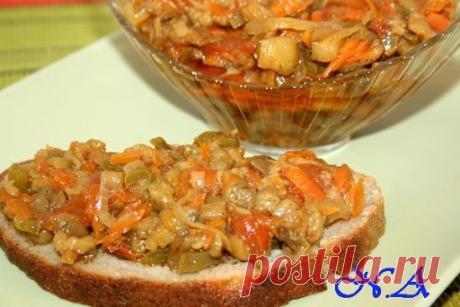 Баклажанная икра (кубанская). 
Мой любимый рецепт. 
Ингредиенты: 
баклажаны-2 кг 
помидоры-около 1 кг(можно банку томатов в соку) 
морковь-500-700 гр 
лук-5 штук 
перец зеленый-5 шт(или красный) 
соль,черный перец,чеснок(по желанию) 
Приготовление: 
баклажаны кубиками, морковь на терке, лук полукольцами, перец длинненькими кусочками, помидоры кубиками; 
овощи нарезаем и каждый в отдельности(кроме помидоров) слегка пережариваем на сковороде с небольшим количеством подсолнечного или кукурузн