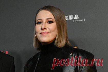 Собчак вышла в свет в оголяющем тело наряде и вызвала споры в сети. Российская телеведущая Ксения Собчак вышла в свет в оголяющем тело наряде и вызвала споры в сети. 42-летняя знаменитость посетила праздничный ужин, организованный журналом Posta-Magazine и модным брендом Atelier Inspired. Для мероприятия журналистка примерила черное платье с прозрачным корсетом.