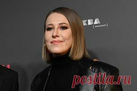 Собчак вышла в свет в оголяющем тело наряде и вызвала споры в сети. Российская телеведущая Ксения Собчак вышла в свет в оголяющем тело наряде и вызвала споры в сети. 42-летняя знаменитость посетила праздничный ужин, организованный журналом Posta-Magazine и модным брендом Atelier Inspired. Для мероприятия журналистка примерила черное платье с прозрачным корсетом.