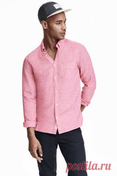 Розовая рубашка и темно-синие классические брюки — отличный повседневный вариант. А добавить образу непринужденности можно с помощью коричневых ботинок-оксфордов. #HMMen #HM