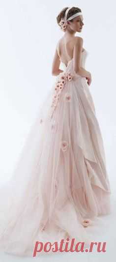 Найдено на сайте fashionbride.wordpress.com.