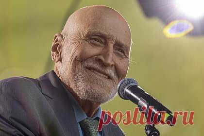 Стали известны подробности госпитализации Дроздова. Известный 86-летний телеведущий Николай Дроздов, госпитализированный 14 июля, попал в больницу из-за отравления. Об этом сообщает ТАСС со ссылкой на слова друга семьи, известного певца и композитора Дмитрия Дунаева. Он прокомментировал состояние телеведущего словами «чувствует себя отлично».