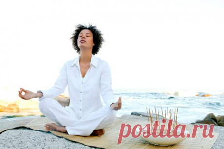 ЧТО ДЕЛАТЬ, ЧТОБЫ СНИЗИТЬ ПОТРЕБЛЕНИЕ УГЛЕВОДОВ 

На заметку! 

1. Научитесь справляться со стрессом 
Стресс способствует появлению сильнейшей тяги к углеводам. Во-первых, серотонин, химическое вещество, образующееся в мозге и заставляющее вас испытывать удовольствие, синтезируется из аминокислоты под названием триптофан, которая как раз и содержится в богатых углеводами продуктах. 
Уровень серотонина под воздействием стресса падает, порождая страстное желание поесть углев...