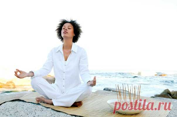 ЧТО ДЕЛАТЬ, ЧТОБЫ СНИЗИТЬ ПОТРЕБЛЕНИЕ УГЛЕВОДОВ 

На заметку! 

1. Научитесь справляться со стрессом 
Стресс способствует появлению сильнейшей тяги к углеводам. Во-первых, серотонин, химическое вещество, образующееся в мозге и заставляющее вас испытывать удовольствие, синтезируется из аминокислоты под названием триптофан, которая как раз и содержится в богатых углеводами продуктах. 
Уровень серотонина под воздействием стресса падает, порождая страстное желание поесть углев...