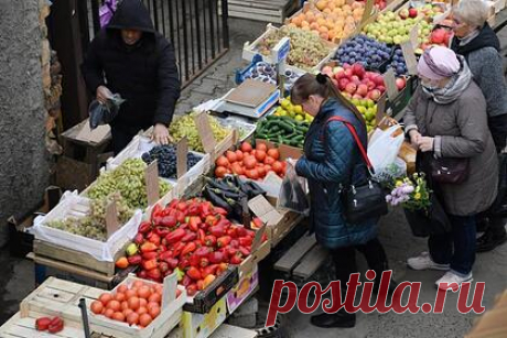Экономист предрек введение в России талонов на продукты. Главный экономист Фонда экономических исследований «Центр развития» НИУ ВШЭ Валерий Миронов предрек введение продовольственных талонов в России для наиболее бедных слоев населения. По его словам, в связи с масштабным ростом цен на еду такое решение проблемы было бы «наиболее правильным».