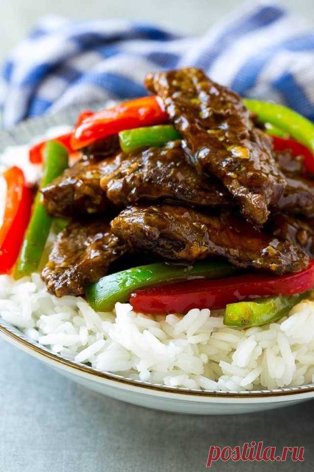 ​Стир-фрай из говядины с болгарским перцем Ингредиенты:Растительное масло — 2 ч. л.Красный болгарский перец, очистить и нарезать — 1 шт. Зеленый болгарский перец, очистить и нарезать — 1 шт. Говядина, тонко нарезать — 400–500 г Сушеный чеснок — 2 ч. л. Имбирь — 1 ч....