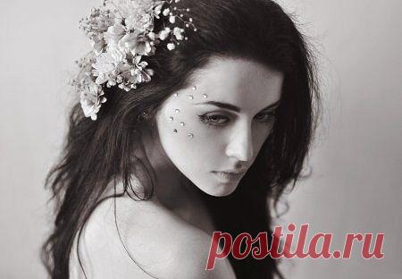 У каждого в душе свои вопросы, 
Свои стремления и свой ответ. 
Дороги, повороты и заносы...
И как всегда, мы между "Да" и "Нет".