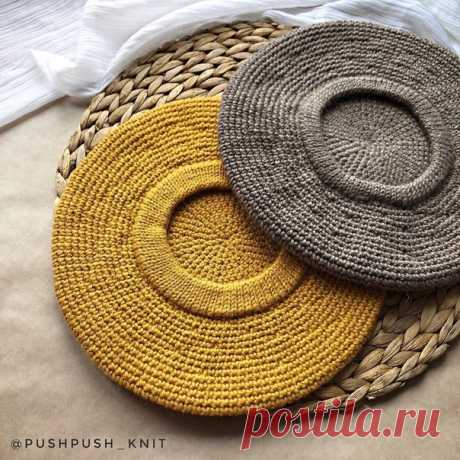 Описание берета от автора @pushpush_knit
(видео в источнике)

Вторая часть описания #push_берет про ножку
1. Поднимите петли на круговые спицы (у меня N4), вводя спицу под кромочную косичку и вяжите по кругу лицевыми петлями на желаемую ширину ножки
2. Выверните берет на изнанку, сложите ножку пополам и закройте петли, как показано на видео. Способ простой, полупетлю кромочной косички провязываем с петлей на спице и протягиваем в предыдущую петлю. При это на изнанке получи...
