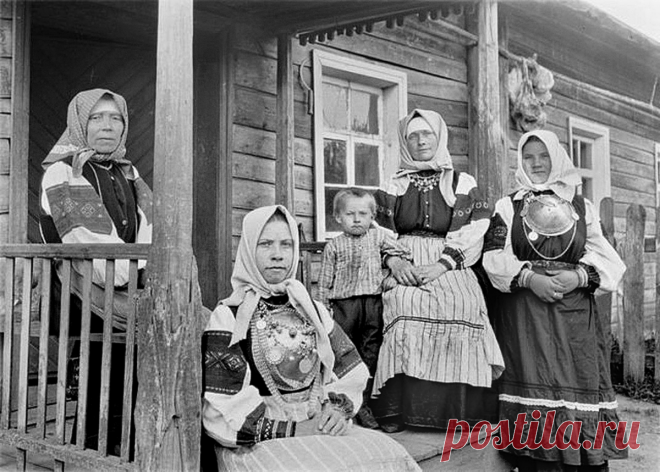 Что это такое странное у девушки на груди (такую штуку носили женщины 18-45 лет)  А это - символ 