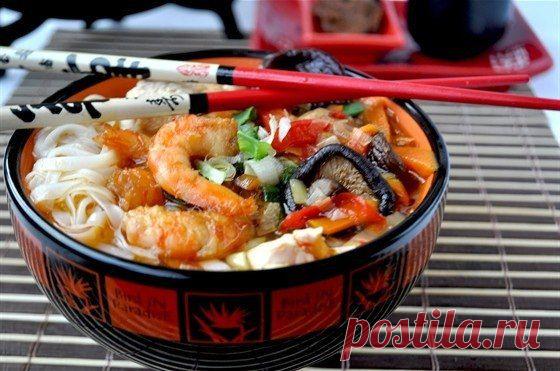 Новости
Суп азиатский с рисовой лапшой, грибами и креветками


Ингредиенты: 
- Грудка куриная — 1 шт.
- Креветки королевские — 400 гр.
- Лапша рисовая — 300 гр.
- Грибы шиитаке сушеные — 20 гр.
- Лук-порей — 1 стебель 
- Сельдерей — 1 стебель 
- Имбирь свежий — 1 ч.л.
- Чеснок — 2 зубчика 
- Лук репчатый — 1 шт.
- Морковь — 2 шт.
- Перец болгарский красный — 1 шт.